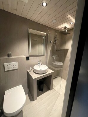 Douche, sèche-cheveux, serviettes fournies