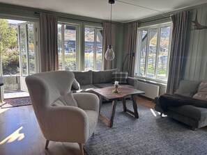 Living area - Ski in & ski out - 2 parking spaces (Hol)