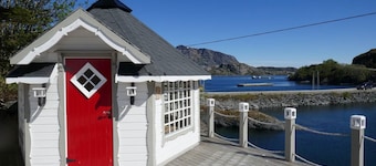 Seafront Holiday Home close to Reine, Lofoten