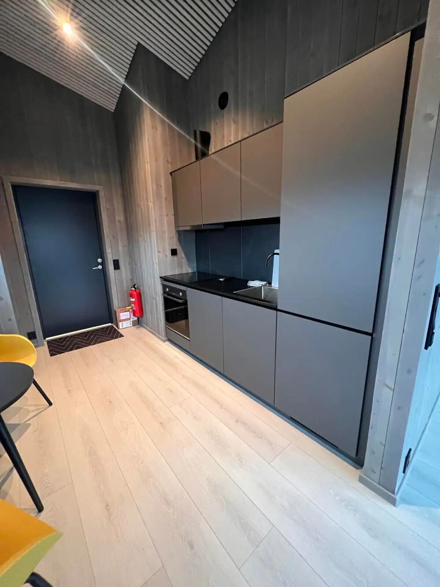 Kühlschrank, Ofen, Geschirrspüler, Wasserkocher mit Kaffee-/Teezubehör