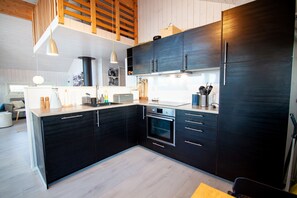 Kühlschrank, Ofen, Geschirrspüler, Wasserkocher mit Kaffee-/Teezubehör