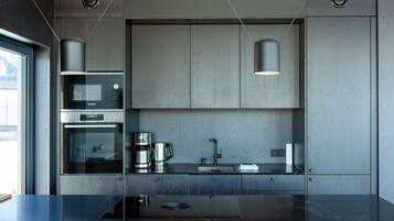 Fridge, oven, dishwasher, coffee/tea maker