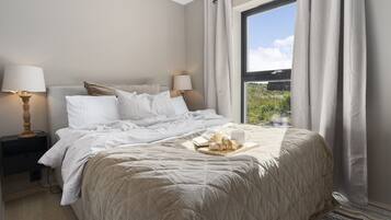 Tabla de planchar con plancha, wifi gratis y ropa de cama