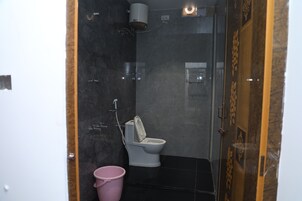 Habitación doble superior | Baño | Bañera y ducha independientes, toallas, jabón y champú