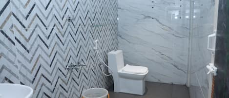 Family Suite | Bathroom | Separate tub and shower, towels, soap, shampoo