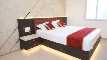 Un dormitorio moderno con cama, mesitas de noche y un velador.