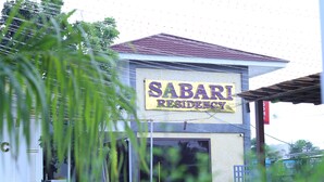 Egy épület, amelyen egy tábla jelzi: „SABARI REZIDENCIA”.