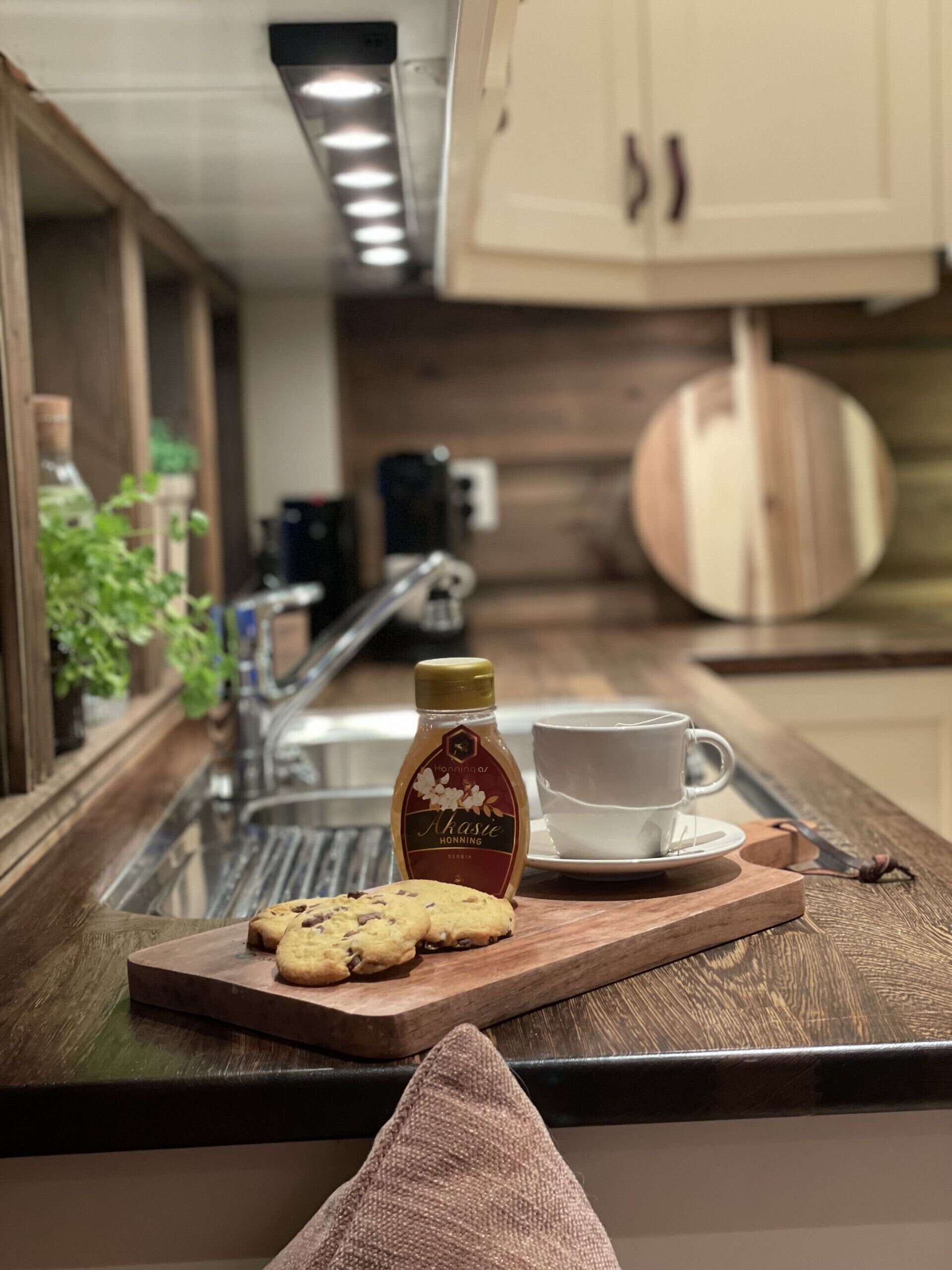 Kühlschrank, Ofen, Geschirrspüler, Wasserkocher mit Kaffee-/Teezubehör