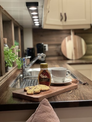 Kjøleskap, ovn, oppvaskmaskin og kaffetrakter/tekoker