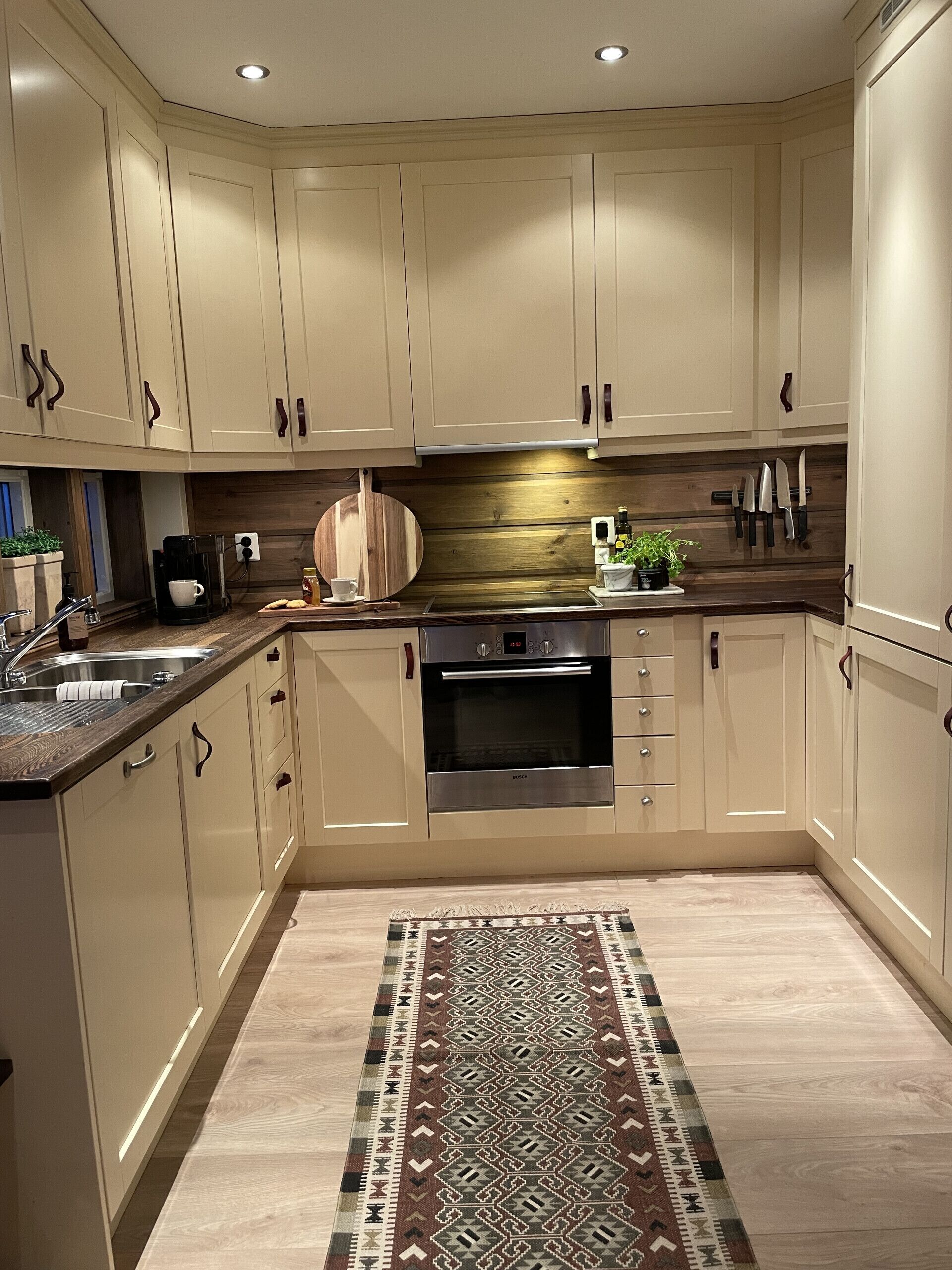 Fridge, oven, dishwasher, coffee/tea maker