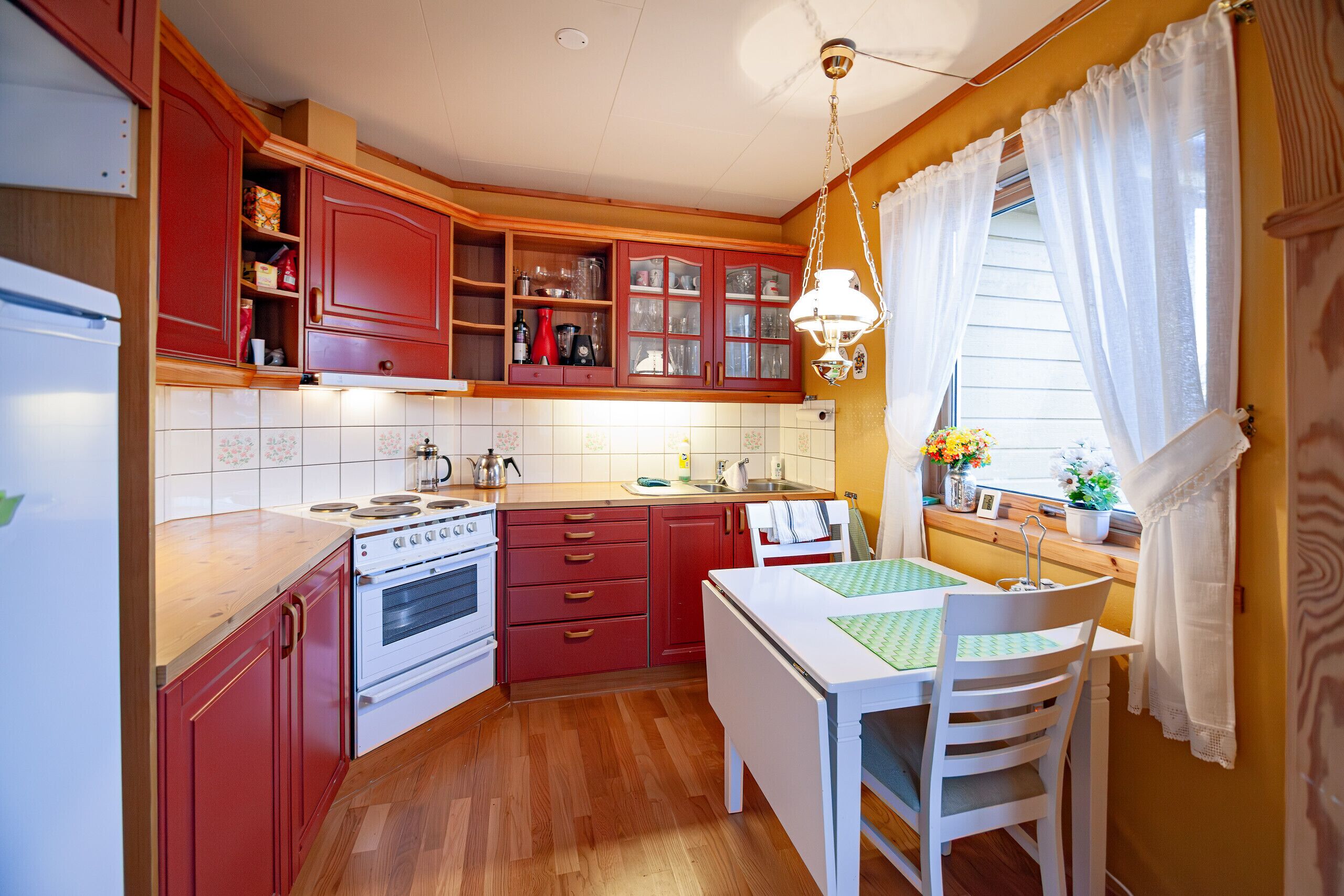 Fridge, oven, coffee/tea maker, electric kettle
