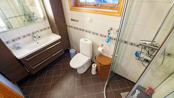 Een douche, een haardroger, handdoeken