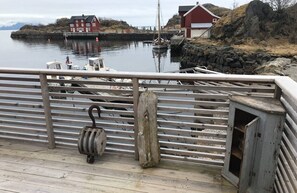 Property grounds - Amazing waterfront rorbu (free car-charging) (Vestvågøy)