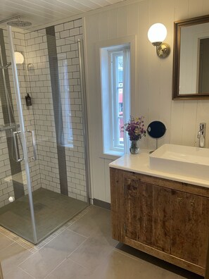 Dusche, Haartrockner, Handtücher