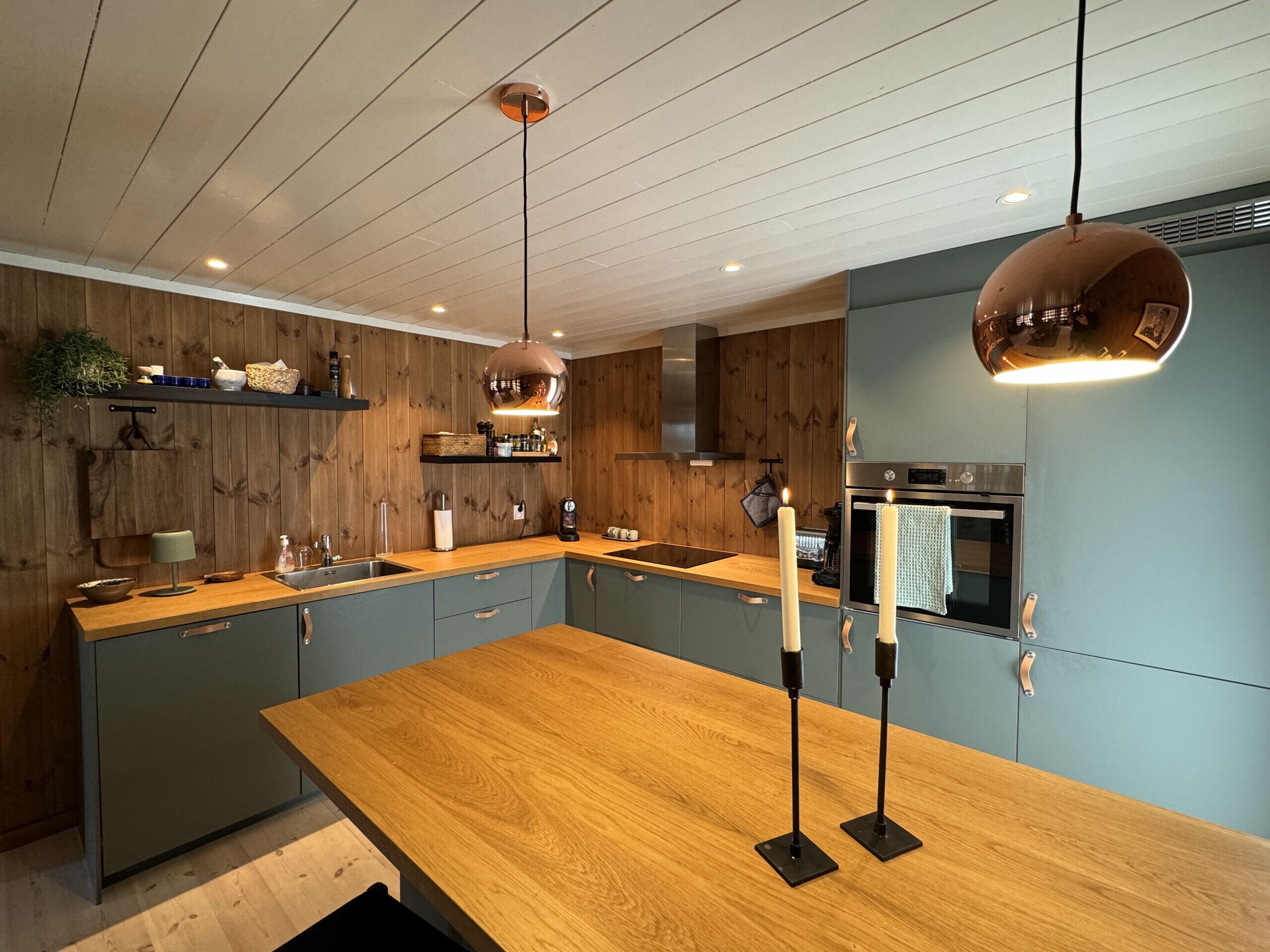 Fridge, oven, dishwasher, coffee/tea maker