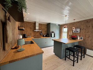 Jääkaappi, uuni, astianpesukone, kahvin-/teenkeitin