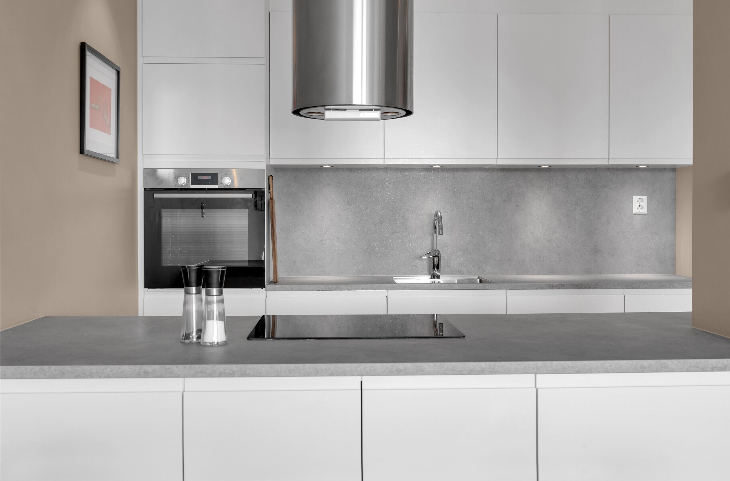 Kühlschrank, Ofen, Geschirrspüler, Wasserkocher mit Kaffee-/Teezubehör