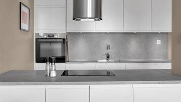 Kühlschrank, Ofen, Geschirrspüler, Wasserkocher mit Kaffee-/Teezubehör