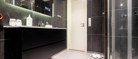 Suihku, hiustenkuivaaja, pyyhkeet