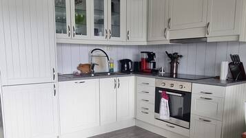 Een koelkast, een oven, een vaatwasser, een koffiezetapparaat/waterkoker