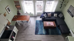 Un espace de vie compact comprenant un coin repas, un canapé et une table basse.