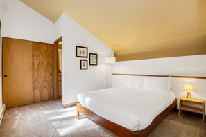 1 bedroom, iron/ironing board, travel cot, WiFi - Modern Bend Getaway Near Downtown + Pool & Hot Tub (Bend)