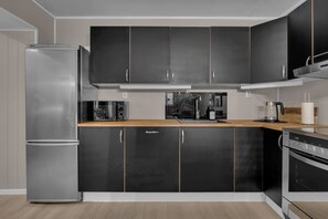 Frigorífico, microondas, horno y lavavajillas