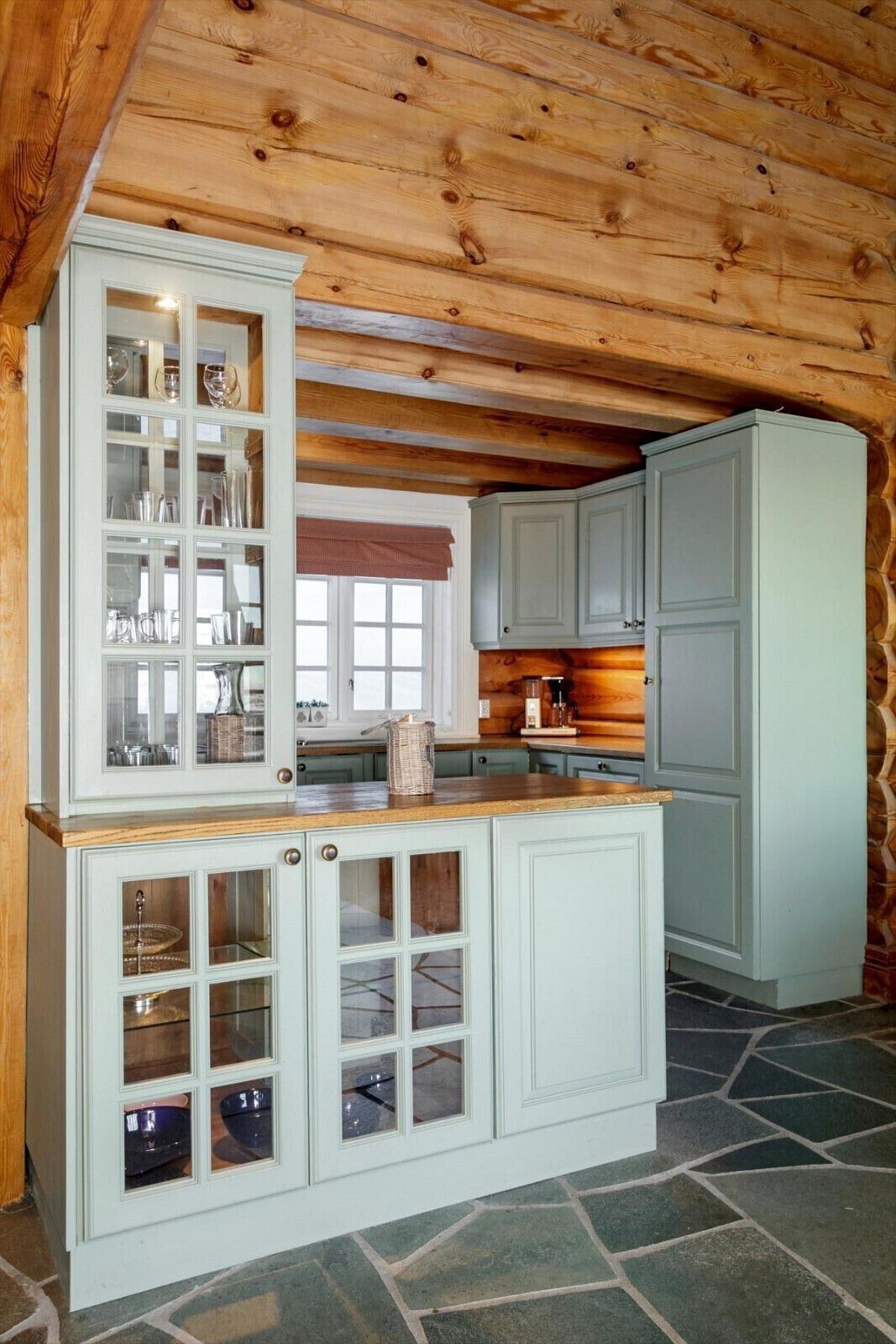 Kühlschrank, Ofen, Geschirrspüler, Wasserkocher mit Kaffee-/Teezubehör