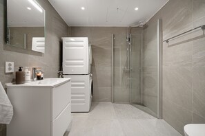 A modern bathroom with a glass shower, a sink, and a toilet. - Eight floor Premium Penthouse with Scenic View (Tromsø)