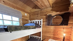 A cabin with a bunk bed, a dresser, and a window. - Lofoten Horizon, Fredvang (Flakstad)
