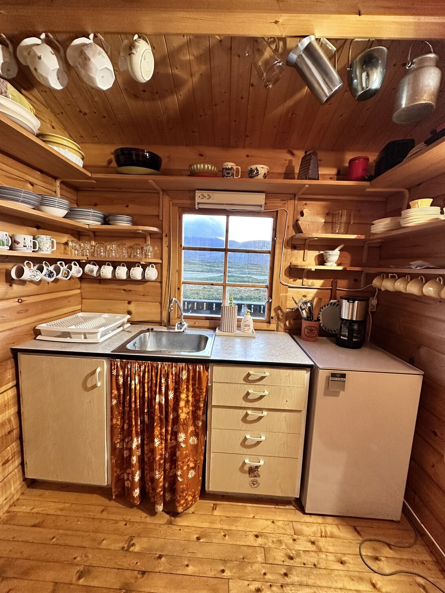 Refrigerador, horno, cafetera/tetera, tetera/pava eléctrica