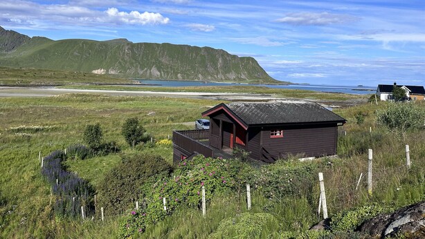 A remote cabin with a view of a lake and mountains. - Lofoten Horizon, Fredvang (Flakstad)