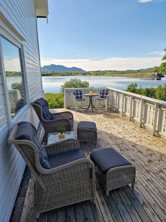 Terrace/patio. Feriehus ved sjøen, Lofoten