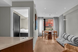 Eine moderne Wohnung mit Essbereich, einer Couch und einer Küchenzeile.