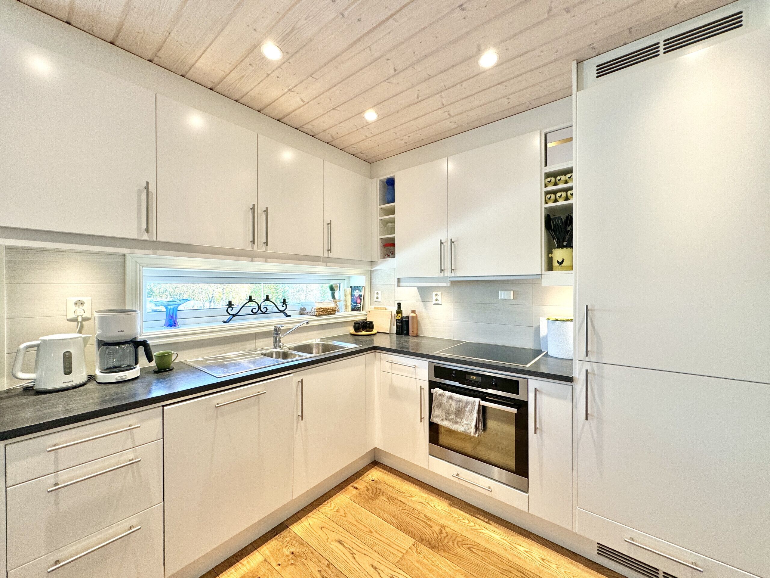 Fridge, oven, dishwasher, coffee/tea maker