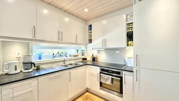Fridge, oven, dishwasher, coffee/tea maker