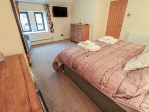 3 bedrooms, individually decorated, individually furnished, free WiFi - Orcaber Farm Barn (Lancaster)
