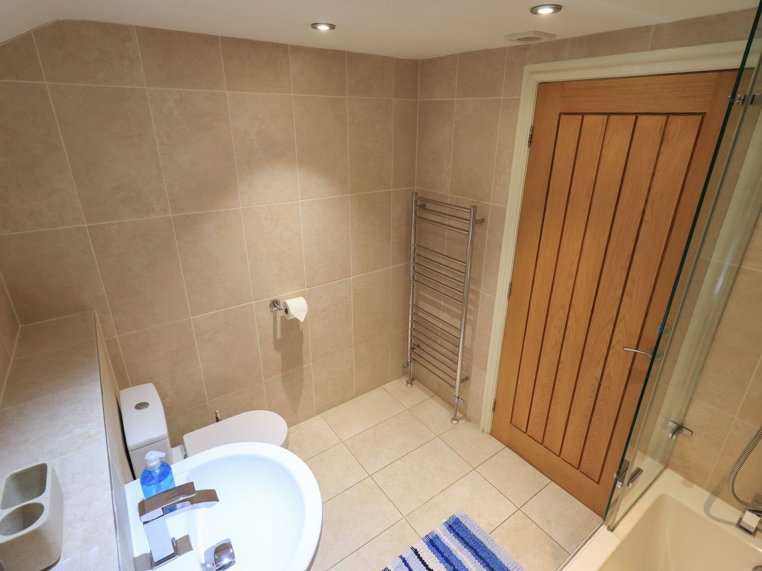Ein Badezimmer mit Badewanne, Toilette und Handtuchhalter.