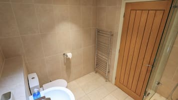Ein Badezimmer mit Badewanne, Toilette und Handtuchhalter.