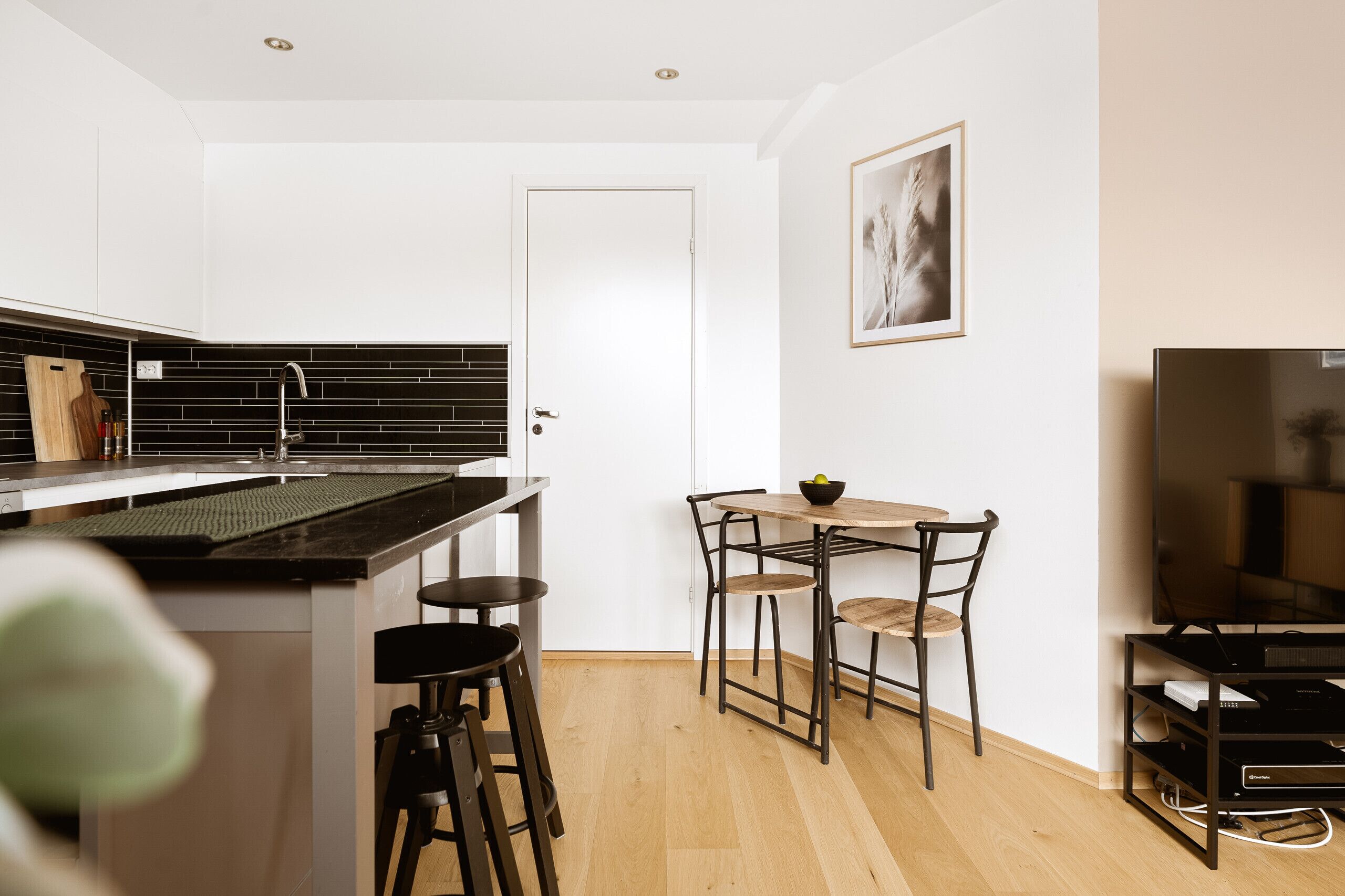 Fridge, oven, dishwasher, coffee/tea maker