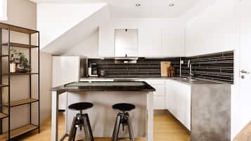 Refrigerador, horno, lavavajillas y cafetera y tetera