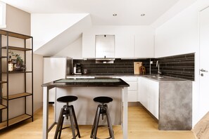 Refrigerador, horno, lavavajillas y cafetera y tetera 