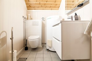 Shower, towels - Modern Seahouse in Svolvær with stunning views! (Svolvær)