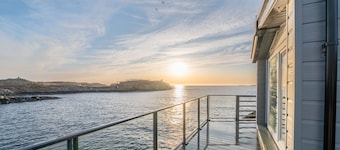 Henningsvær Seaside Top Apartment