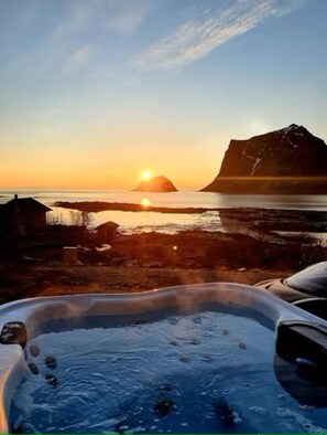 Outdoor spa tub - Explorers Cabin Lofoten (Vestvågøy)