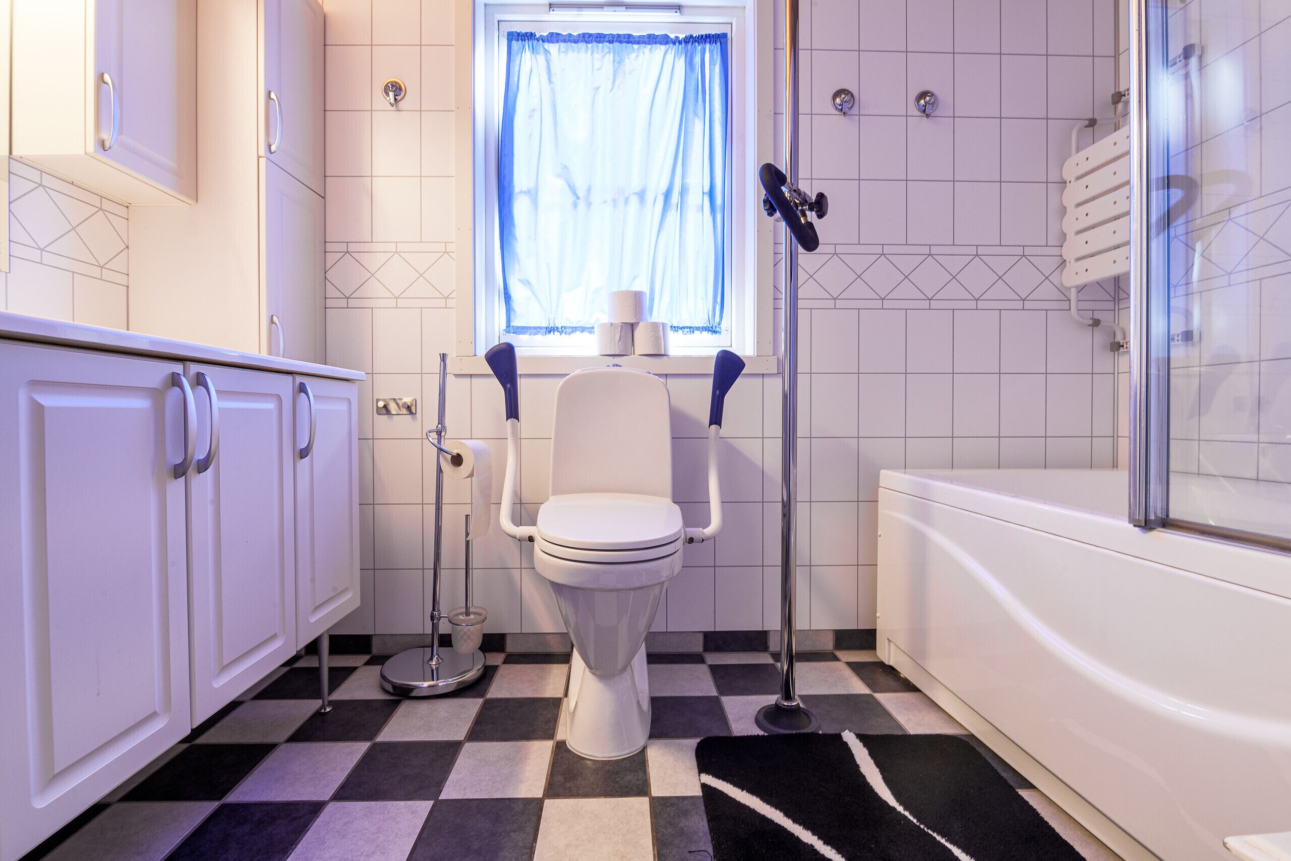 Ein Badezimmer mit Toilette, Bidet und Badewanne.