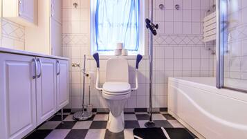 Ein Badezimmer mit Toilette, Bidet und Badewanne.