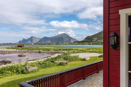 Property grounds. Polden, house by Ramberg Beach
