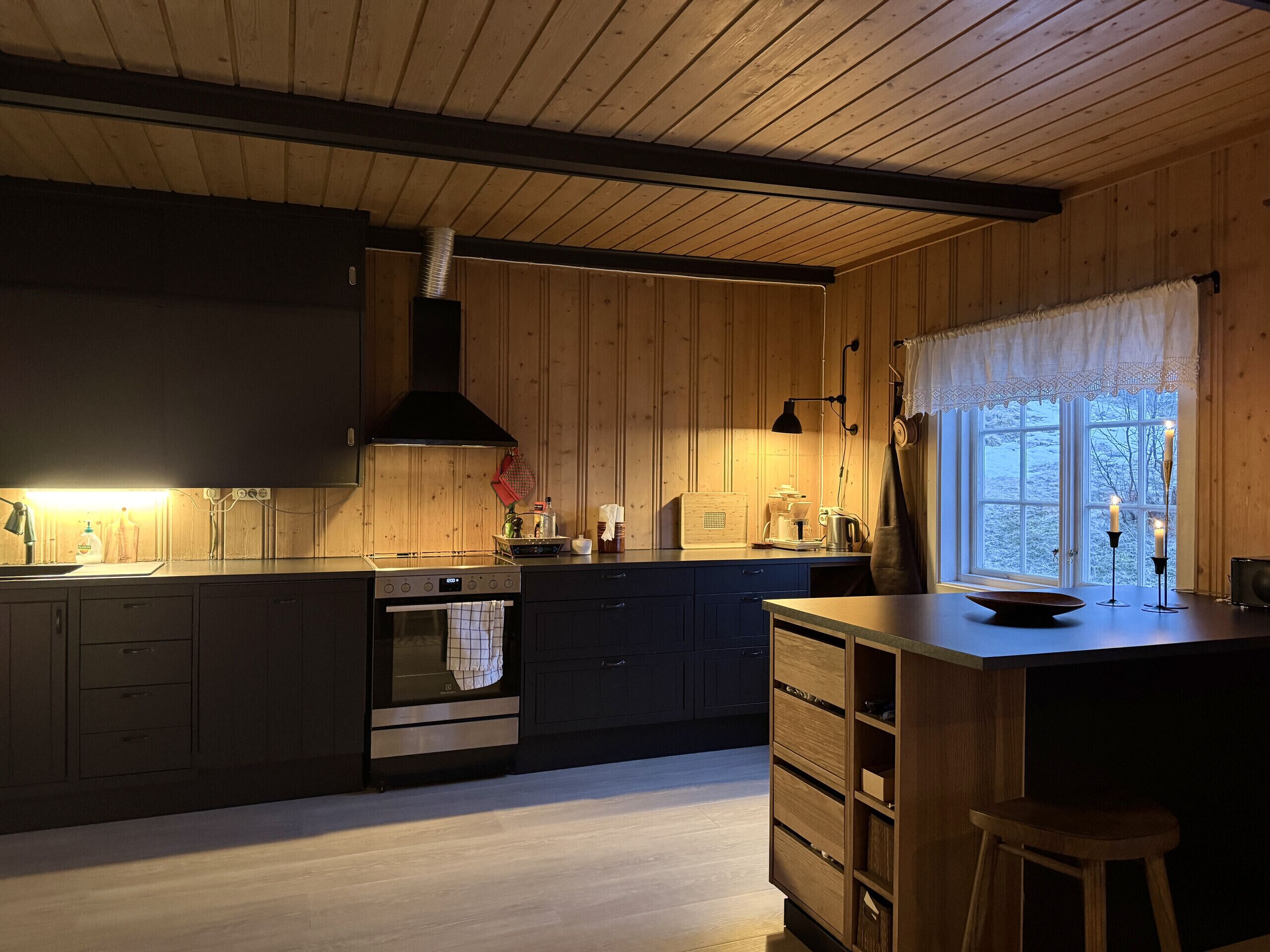 Kjøleskap, ovn, oppvaskmaskin og kaffetrakter/tekoker