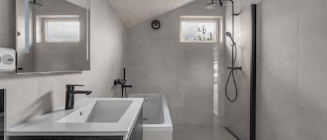 Douche, séchoir à cheveux, serviettes fournies